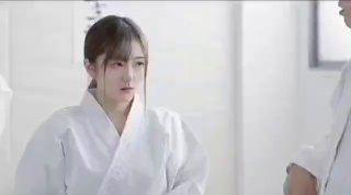 3P个蓝衣妹子 沙发上大力抽插狠狠干